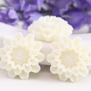 White Flower Resin Cabochons 4pc