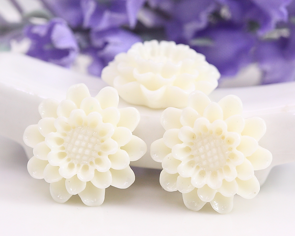 White Flower Resin Cabochons 4pc